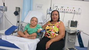 Centro de Infusão do HU-UFS transforma rotina de adolescente com síndrome rara