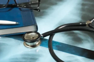 Operadora de saúde deve custear tratamento e órtese craniana para criança. Para Judiciário, lista de procedimentos da ANS é referência básica e comporta inclusões em casos específicos