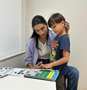 Mês em que se celebra o Dia Internacional da Mulher, reforça a autonomiade mães e cuidadoras de pessoas com deficiência