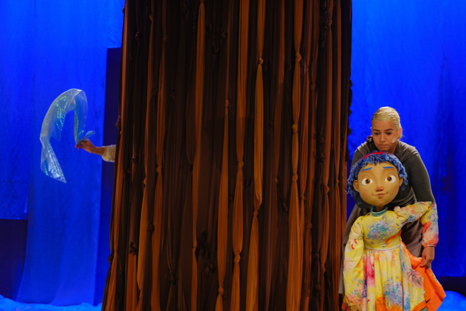 Juliana Rodrigues estreia nos palcos com “Onde o Vento Faz a Curva”, espetáculo visual protagonizado por atriz surda