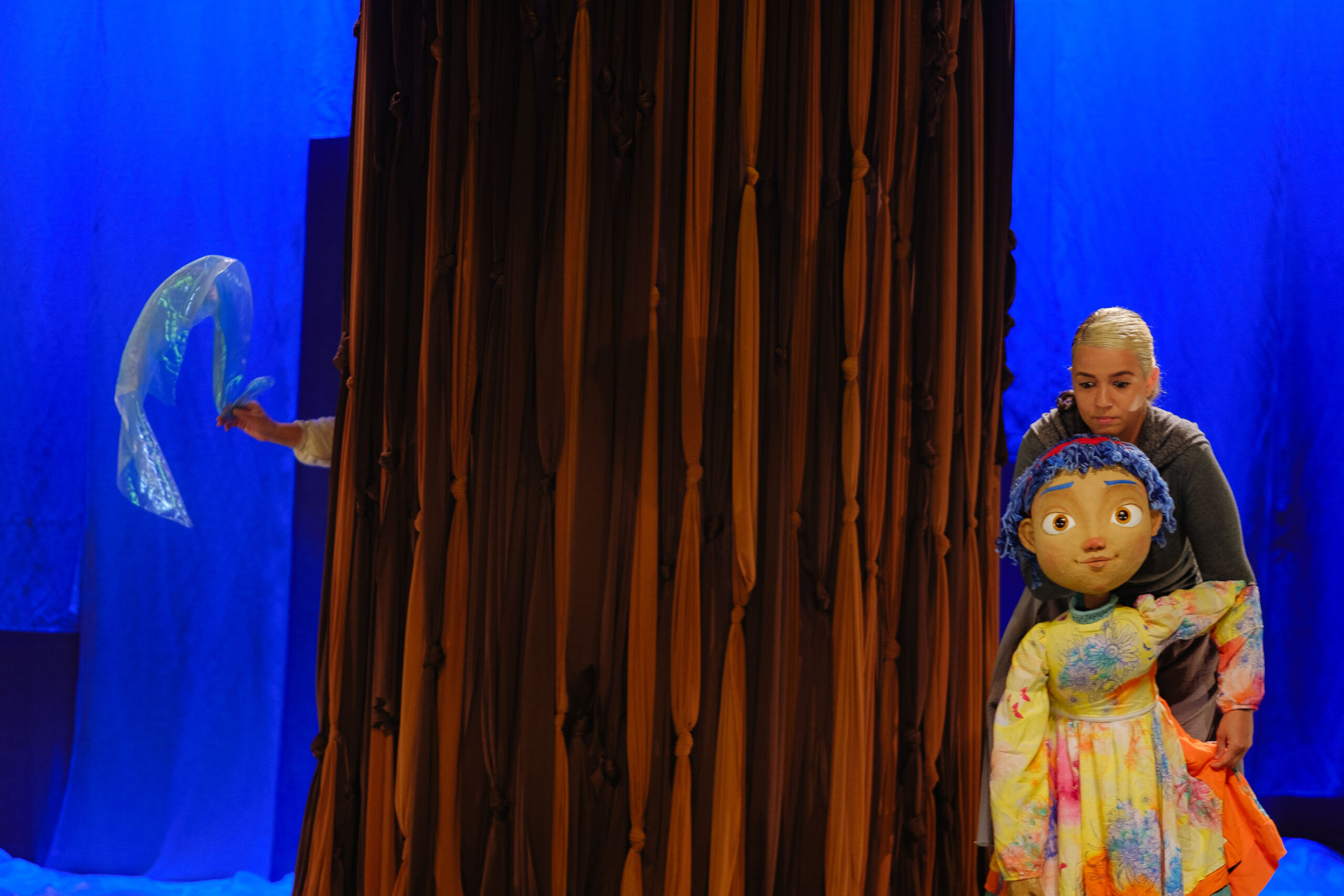 Juliana Rodrigues estreia nos palcos com “Onde o Vento Faz a Curva”, espetáculo visual protagonizado por atriz surda