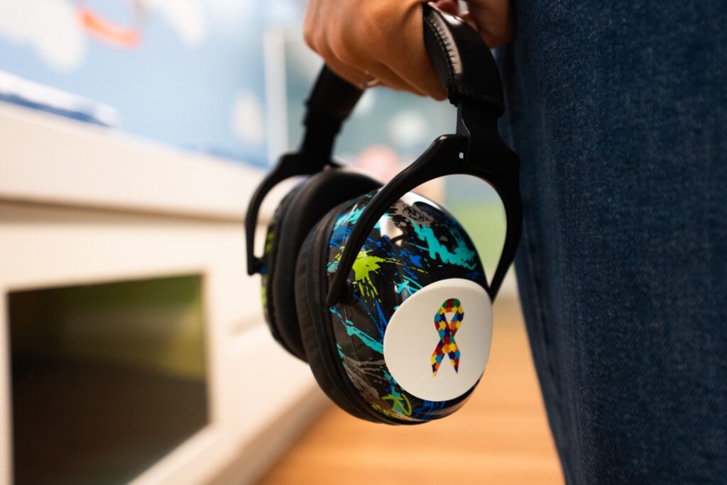 Rede amplia iniciativas de inclusão para pessoas com autismo em shoppings pelo país