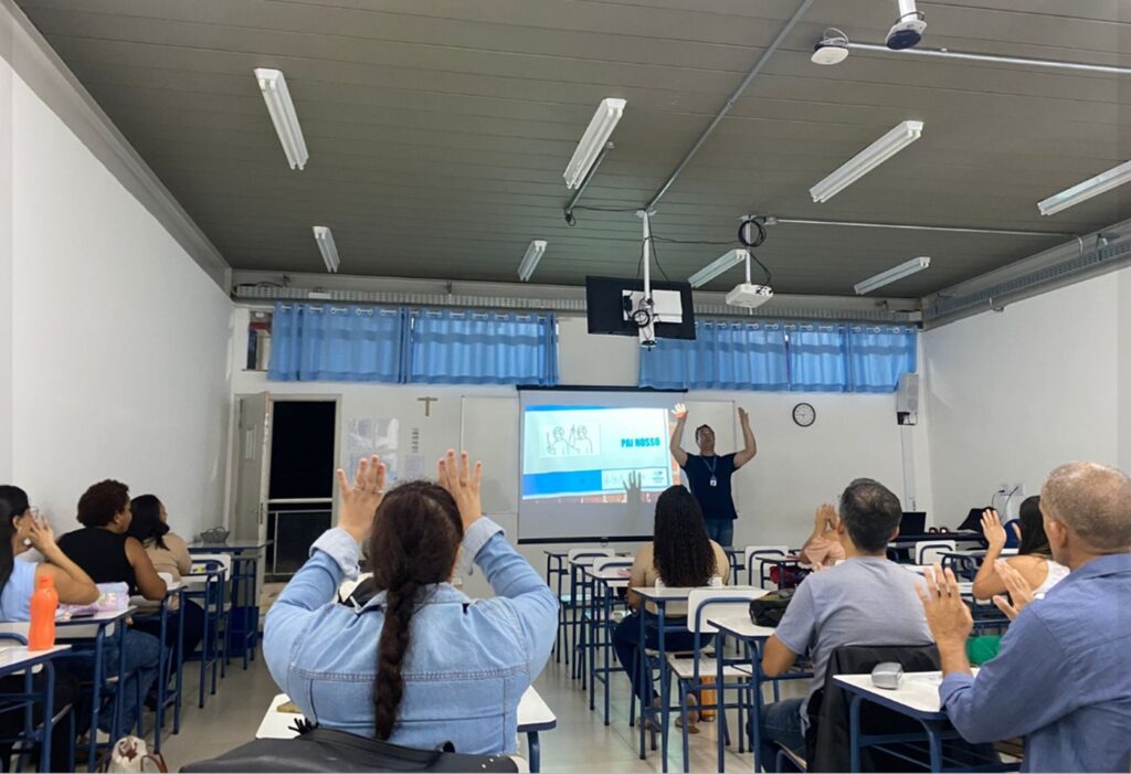 Curso de Extensão de Libras na Faculdade Canção Nova: uma trajetória de inclusão