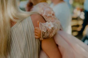 Como mães de filhos neurodivergentes negociam sua permanência no mercado de trabalho