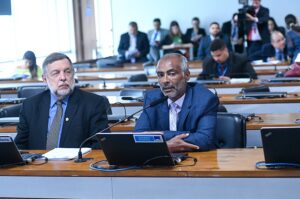 Romário e Flávio Arns querem explicações sobre cobrança do IPI para pessoa com deficiência na aquisição de veículo