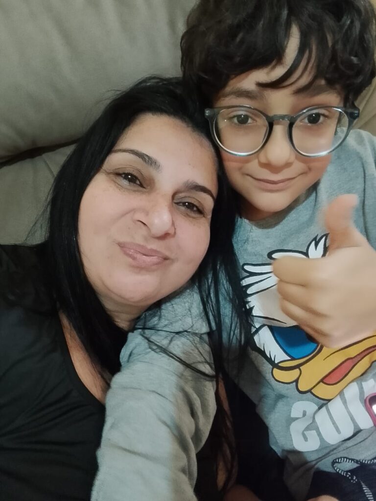 Mãe que temia diagnóstico do filho se torna cuidadora e ajuda alunos a evoluir