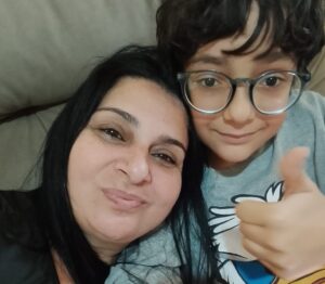 Mãe que temia diagnóstico do filho se torna cuidadora e ajuda alunos a evoluir