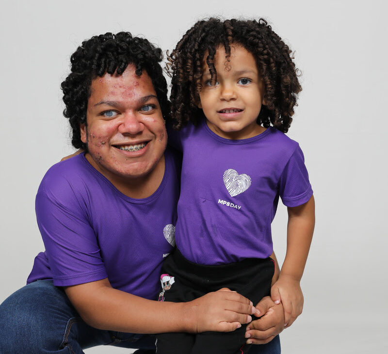 Irmãos com a mesma doença rara e duas realidades diferentes: o que muda quando o diagnóstico chega cedo
