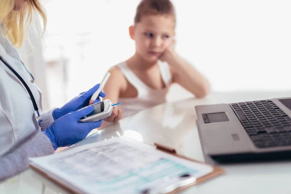 Pesquisa aponta que 70% dos brasileiros com diabetes relatam impacto emocional significativo da doença