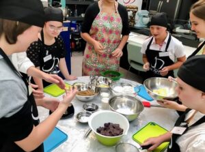 Sabores do Brasil unem gastronomia e inclusão em oficina promovida pelo UniDown para jovens com Síndrome de Down