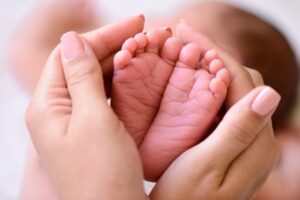 Especialistas e associações de pacientes debatem triagem neonatal que expõe lacunas críticas no programa