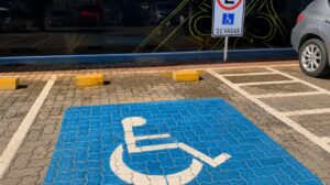 DETRAN-DF realiza operações e autua motoristas que desrespeitam vagas reservadas para idosos e pessoas com deficiência