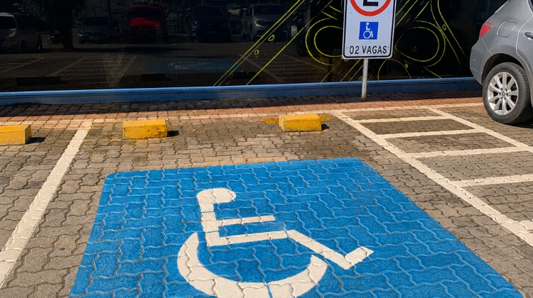 DETRAN-DF realiza operações e autua motoristas que desrespeitam vagas reservadas para idosos e pessoas com deficiência