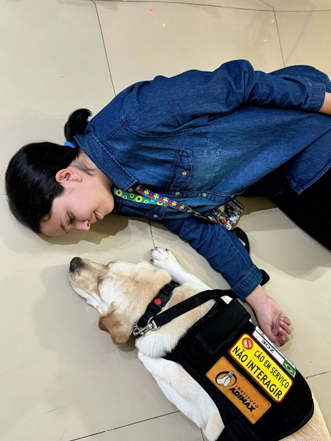 Cão de assistência para estudante universitária com TEA é uma ponte para a socialização