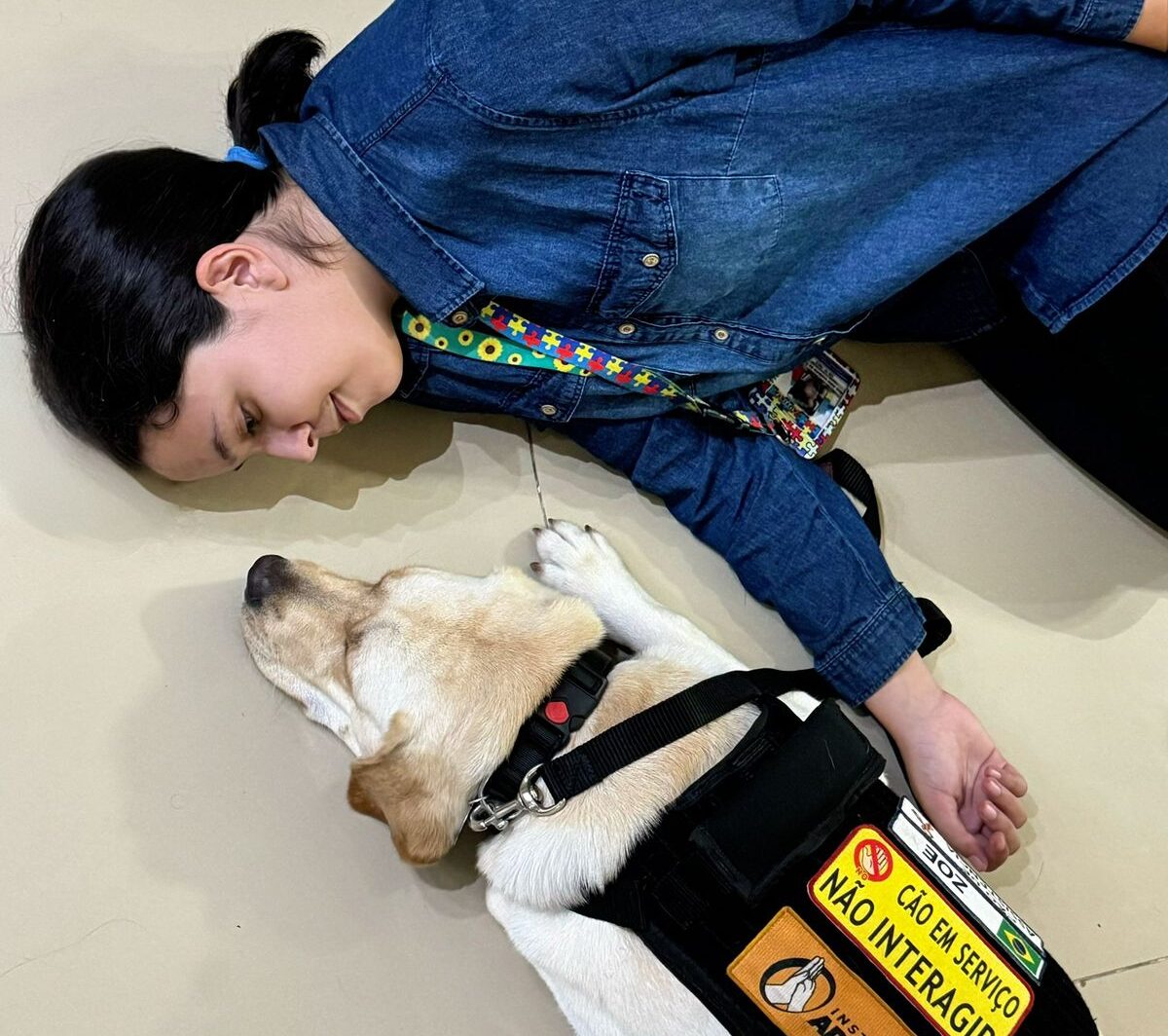 Cão de assistência para estudante universitária com TEA é uma ponte para a socialização