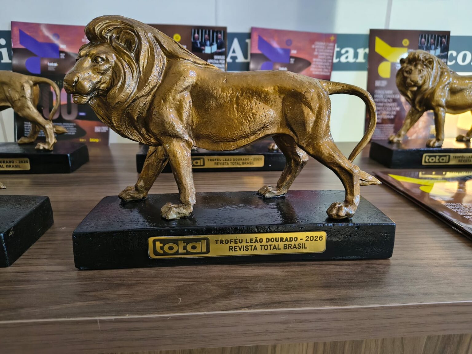 Homenageados pela Revista Total Brasil recebem troféu Leão Dourado 2026 – Inclusão Consciente