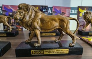 Homenageados pela Revista Total Brasil recebem troféu Leão Dourado 2026 – Inclusão Consciente
