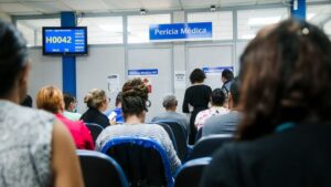 De quem é a culpa pela demora das análises de pedidos de benefícios no INSS?