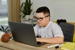 Projeto prepara jovens com TEA e deficiência intelectual para o mercado de trabalho