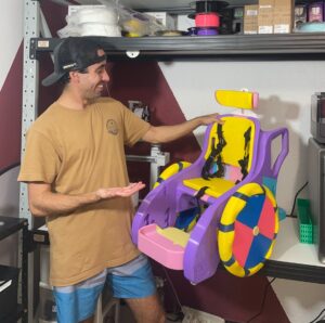 Cansado de esperar pelo Governo, pai levou 40 dias para produzir uma cadeira de rodas em 3D para filha