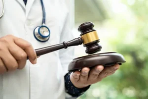 Judicialização contra planos de saúde dispara no Brasil e expõe crise entre consumidores e operadoras