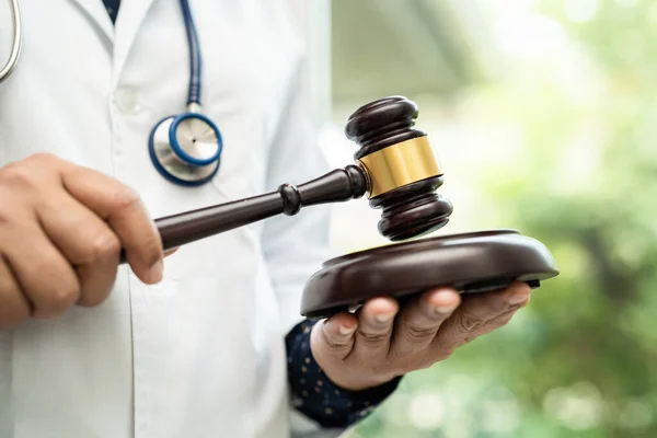 Judicialização contra planos de saúde dispara no Brasil e expõe crise entre consumidores e operadoras