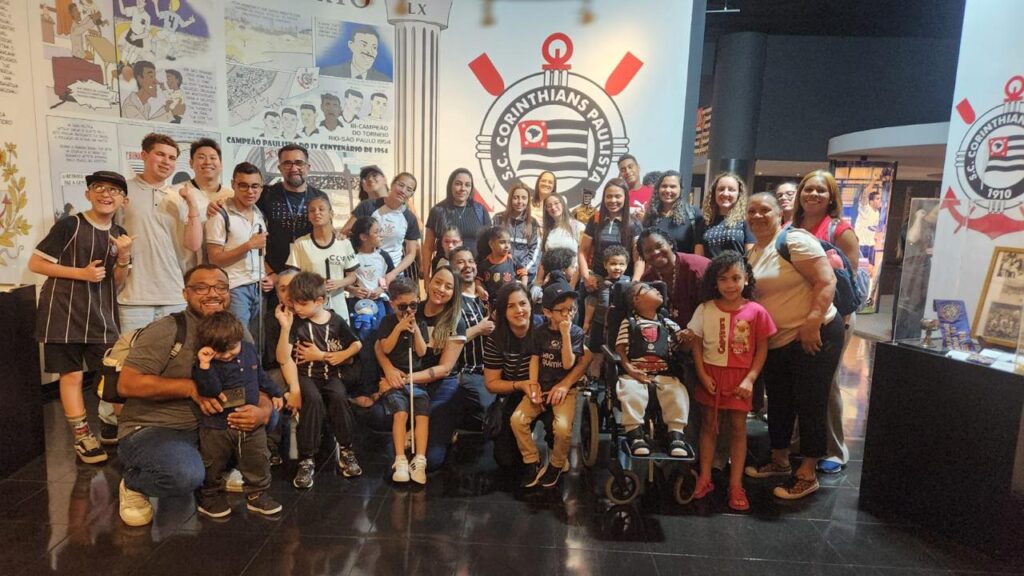 Corinthians recebe crianças e adolescentes com deficiência visual