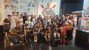 Corinthians recebe crianças e adolescentes com deficiência visual