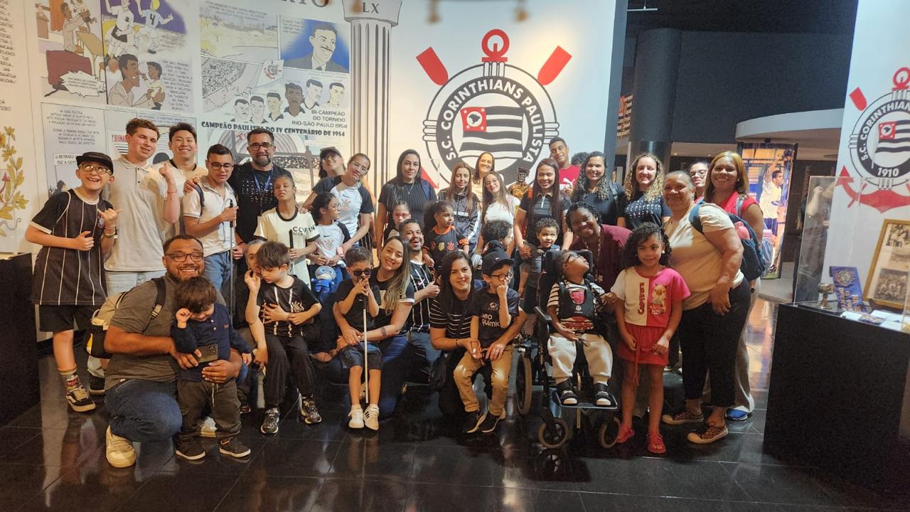 Corinthians recebe crianças e adolescentes com deficiência visual