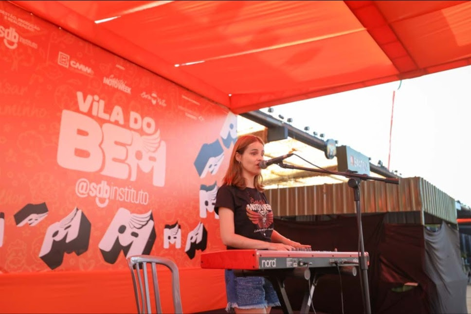 Palco da inclusão tem artistas com deficiência no Capital Moto Week 2026 em Brasília