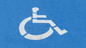 Qual é o Símbolo de Acessibilidade adotado no Brasil para identificar pessoas com deficiência?