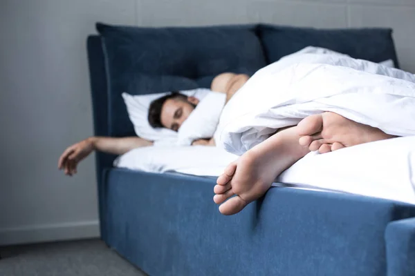 Apneia obstrutiva do sono compromete o descanso e pode afetar o coração