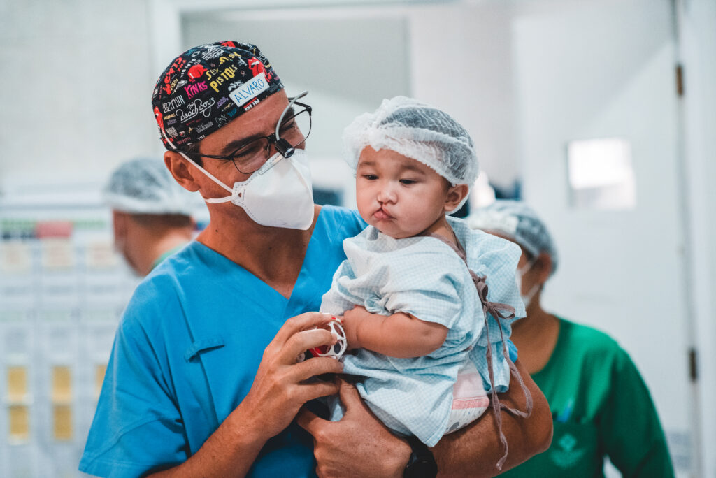 Voluntariado no tratamento da fissura labiopalatina transforma a vida de médicos