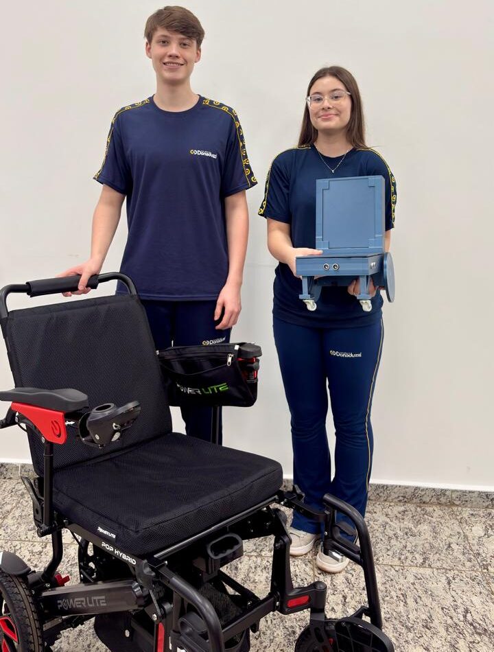 Estudantes desenvolvem cadeira de rodas controlada por expressões faciais