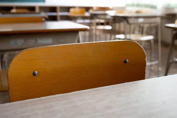 A cadeira vazia ao lado da carteira: a ausência de mediadores escolares e o Direito à Educação que existe só no papel