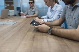 Pesquisa aponta que 6 em cada 10 profissionais com deficiência consideram empresas apenas parcialmente preparadas para inclusão