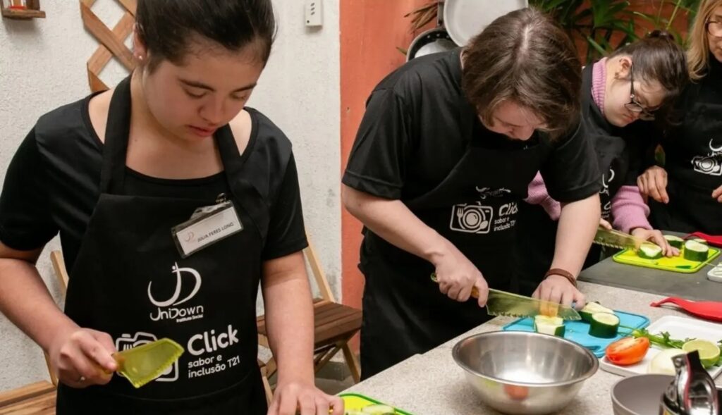 Jovens com Síndrome de Down conhecem sabores de Goiás e Mato Grosso em oficina gastronômica inclusiva