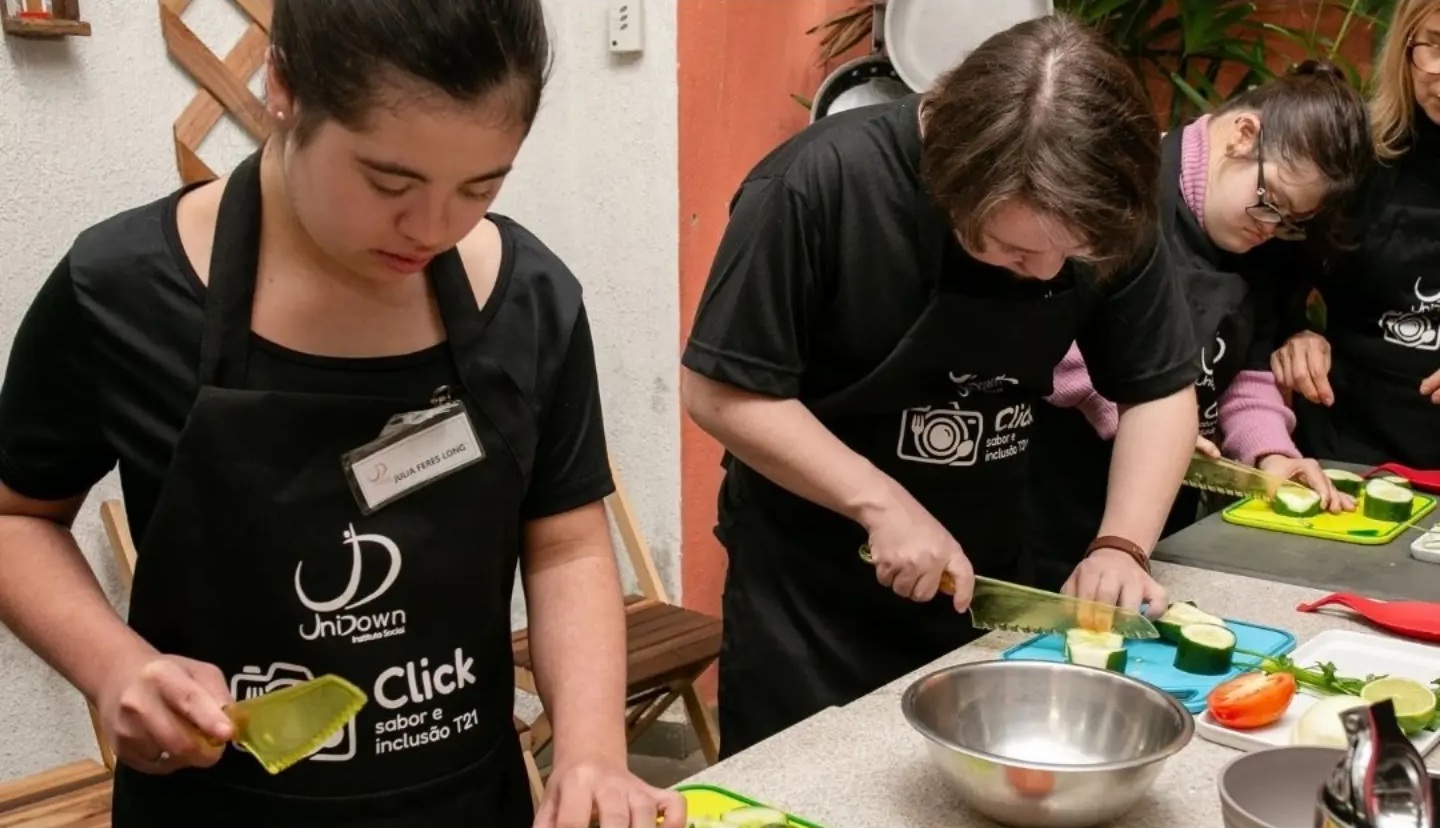 Jovens com Síndrome de Down conhecem sabores de Goiás e Mato Grosso em oficina gastronômica inclusiva