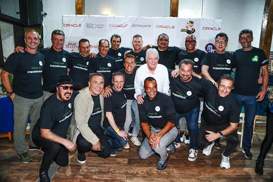 Cafú, Vampeta, Muricy, Juninho Paulista e Flávio Prado: garçons por uma noite em apoio ao Hospital Cruz Verde