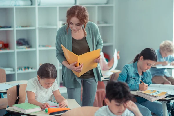Dificuldades de fala afetam até 12% das crianças: como pais e professores podem ajudar?