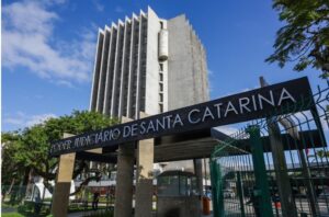 Justiça autoriza advogado autista a assumir função de juiz leigo no TJSC após perícia apontar capacidade