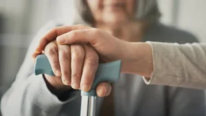 Acréscimo de 25% na aposentadoria: quem pode receber e quando o INSS reconhece a necessidade de acompanhante?