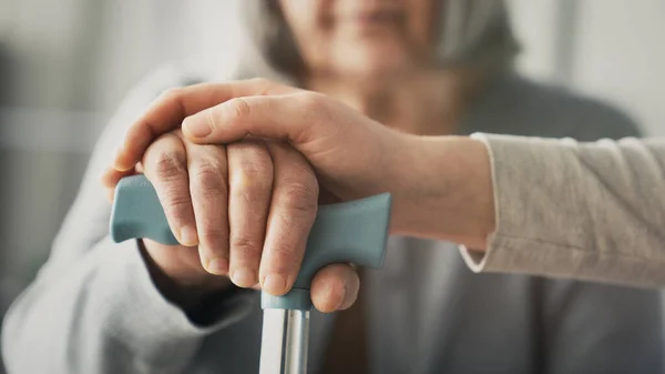 Acréscimo de 25% na aposentadoria: quem pode receber e quando o INSS reconhece a necessidade de acompanhante?
