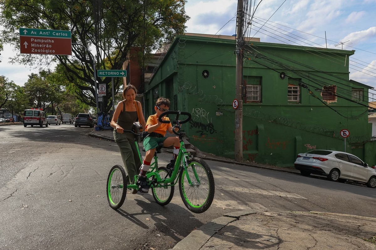 Mil denúncias, uma cidade ainda cheia de barreiras: mãe transforma rotina com filho com deficiência em luta por acessibilidade em BH