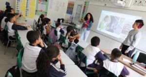 Entre sinais e palavras - Escola bilíngue de Campinas participa de projeto que busca ensinar português a alunos surdos