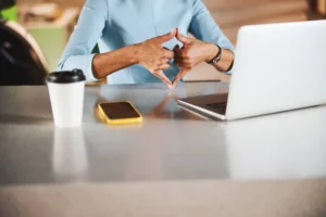 Contratar não basta: Dia Nacional de Luta da Pessoa com Deficiência coloca inclusão real no mercado de trabalho em debate