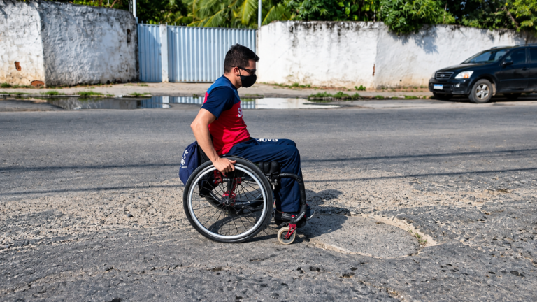 Eleições 2026: votação é prorrogada por dificuldades de acesso às urnas; pessoas com deficiência enfrentam barreiras diariamente