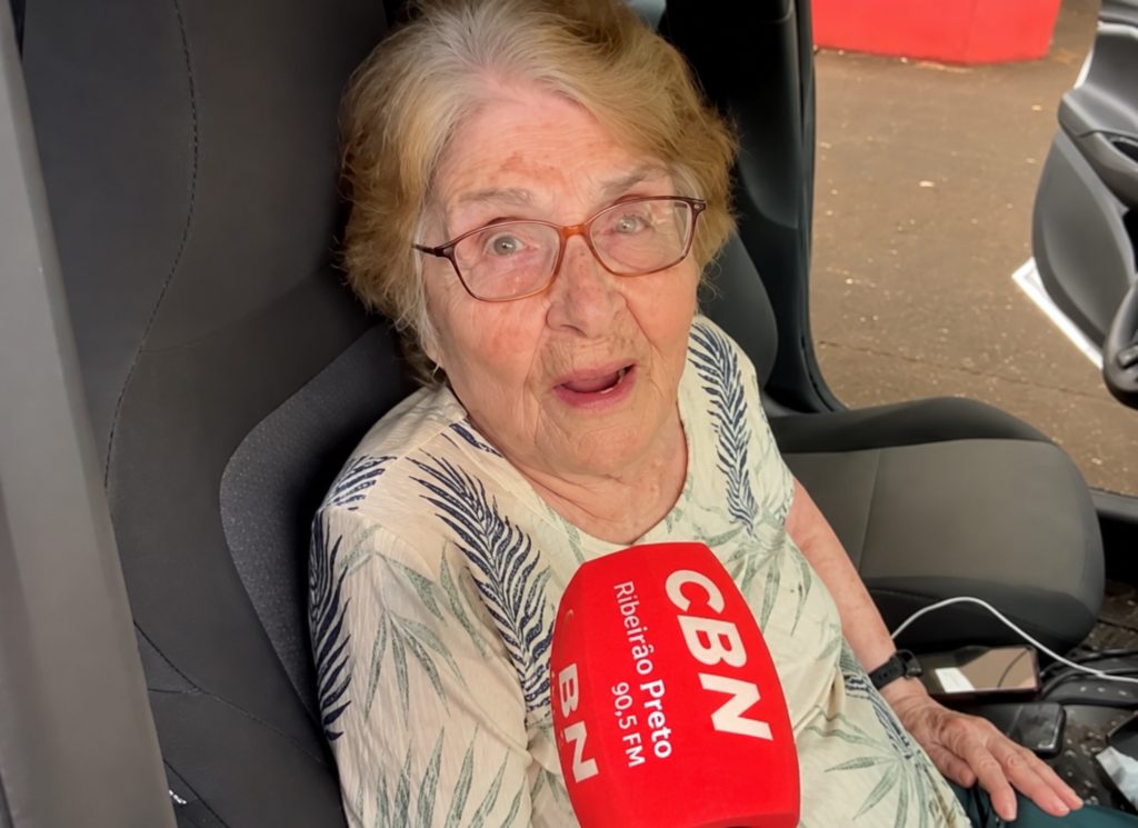 Mulher de 96 anos em cadeira de rodas espera três horas para votar em local sem acessibilidade em Ribeirão Preto/SP