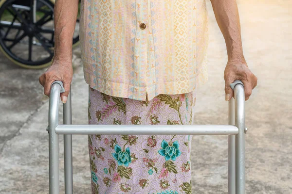 O cérebro pode dar o primeiro sinal: declínio cognitivo antecede perda muscular em idosos