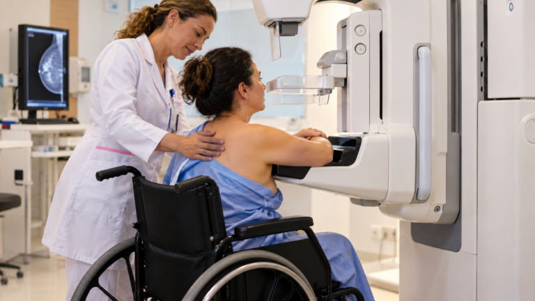 Apenas 23% dos municípios brasileiros têm mamógrafos do SUS, enquanto mulheres com deficiência enfrentam barreiras adicionais